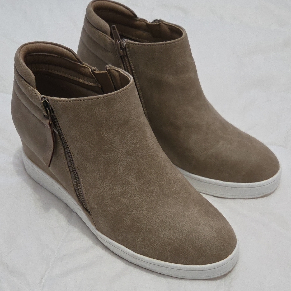 Dream Pairs Tan Ankle Boots with White Soles